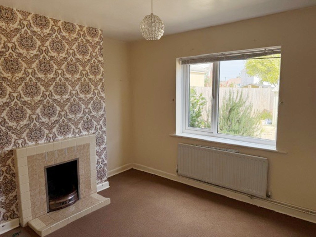 Lot: 228 - HOUSE WITH STRUCTURAL ISSUES FOR IMPROVEMENT - Dining room with fireplace